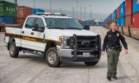 Oficial de seguridad en un puerto